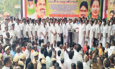 கடலூரில் நடைபெற்ற ஆர்ப்பாட்டத்தில் முன்னாள் அமைச்சரும் , மாவட்ட செயலாளருமான எம்.சி.சம்பத் பேசினார்.