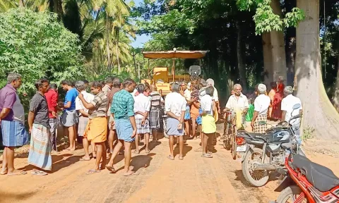 சாலை மறியலில் ஈடுபட்ட கிராம மக்கள்.