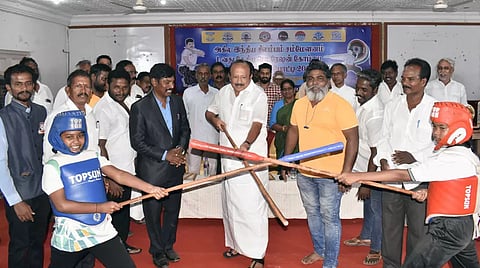 கடலூரில் அமைச்சர் எம்‌.ஆர். கே.பன்னீர்செல்வம் தேசிய அளவிலான சிலம்பம் போட்டியை தொடங்கி வைத்தார். அருகில் மாநகர தி.மு.க செயலாளர் ராஜா, மாநகராட்சி மேயர் சுந்தரி ராஜா உள்ளனர்.