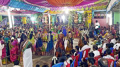 கோவில் திருவிழாவில் கும்மி அடிக்கும் நிகழ்ச்சி நடைபெற்ற போது எடுத்த படம்.
