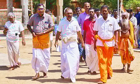 திருப்பூர் சுக்ரீஸ்வரர் கோவிலில் முன்னாள் சிலை கடத்தல் தடுப்பு பிரிவு ஐ.ஜி., பொன் மாணிக்கவேல் சாமி தரிசனம் செய்தபோது எடுத்த படம்.