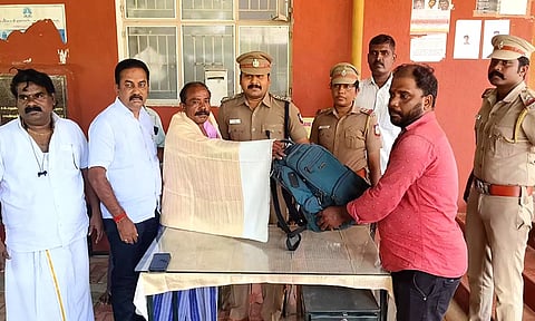 சங்கரன்கோவில் சாலையில் கிடந்த 4 கிலோ வெள்ளி பொருட்களை போலீசில் ஒப்படைத்த தொழிலாளிக்கு பாராட்டு