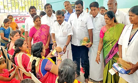 விழாவில்  கர்ப்பிணி பெண்களுக்கு சீதன பொருட்களை சண்முகையா எம்.எல்.ஏ. வழங்கினார்.