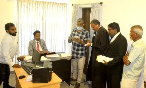 வண்ணார்பேட்டை அரசு விருந்தினர் மாளிகையில், மாநில மனித உரிமைகள்ஆணைய உறுப்பினர் கண்ணதாசன், மனித உரிமை மீறல் தொடர்பான புகார்களை விசாரணை நடத்திய போது எடுத்த படம்.&nbsp;