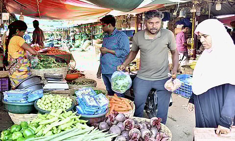 ஈரோடு வ.உ.சி. மார்க்கெட்டில் காய்கறிகள் விலை உயர்ந்தது