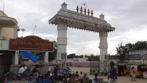 கோட்டை மாரியம்மன் கோவிலில் புதிய கொடி மரம் பிரதிஷ்டை