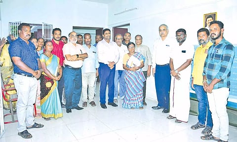 வளர்ச்சி திட்ட பணிகளை அதிகாரி ஆய்வு செய்தார்.
