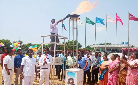 பள்ளிக்கல்வித்துறை சார்பில் மாவட்ட தடகள விளையாட்டுப் போட்டிகளை ஒலிம்பிக் சுடர் ஏற்றி முதன்மை கல்வி அலுவலர் குணசேகரன் தொடங்கி வைத்த போது எடுத்த படம்.