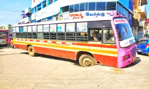 நாகர்கோவில் செட்டிகுளத்தில் நடுரோட்டில் இன்று குடிநீர் திட்டத்திற்காக தோண்டப்பட்ட பள்ளத்தில் சிக்கிய அரசு பஸ்போக்குவரத்து நெருக்கடியால் வாகன ஓட்டிகள் அவதி