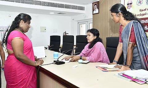 முகாமில் திருநங்கைகளிடம் கோரிக்கை மனுக்களை கலெக்டர் ஷஜீவனா பெற்று குறைகளை கேட்டார்.