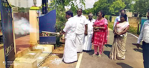 வீடு, வீடாக சென்று நகர்மன்ற தலைவர் சுந்தரலிங்கம் டெங்கு தடுப்பு நடவடிக்கையில் ஈடுபட்டார்.
