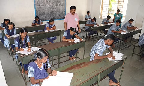திண்டுக்கல் அரசு மகளிர் பள்ளியில் திறனாய்வு தேர்வு எழுதிய மாணவிகள்.