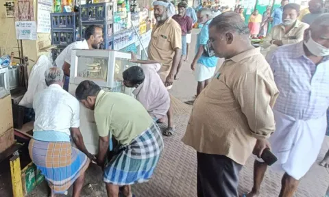பஸ்நிலையத்தில் மாநகராட்சி ஊழியர்கள் ஆக்கிரமிப்புகளை அகற்றினர்.