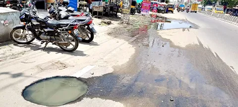 மதுரை காளவாசல்-தேனி மெயின் ரோட்டில் பாதாள சாக்கடை நிரம்பி கழிவுநீர் வெளியேறுவதை படத்தில் காணலாம்.