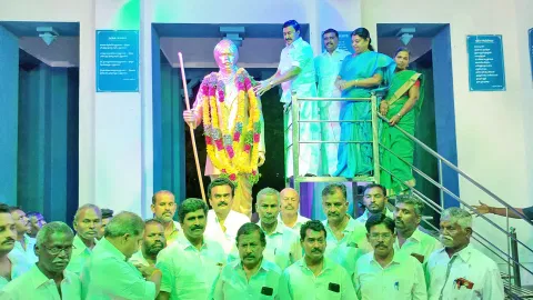 எட்டயபுரம் மணிமண்டபத்தில் உள்ள பாரதியார் சிலைக்கு அமைச்சர் மு.பெ. சுவாமிநாதன் மாலை அணிவித்து மரியாதை செலுத்தினார். அருகில் அமைச்சர் கீதாஜீவன், மார்க்கண்டேயன் எம்.எல்.ஏ. உள்ளனர்.