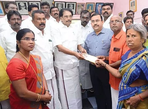 விபத்தில் பலியானவர்களின் குடும்பத்தினருக்கு அமைச்சர் கே.கே.எஸ்.எஸ்.ஆர். ராமச்சந்திரன் நிதி உதவி வழங்கிய காட்சி. அருகில் கலெக்டர் ரவிச்சந்திரன், ராஜா எம்.எல்.ஏ., தி.மு.க. தெற்கு மாவட்ட பொறுப்பாளர் ஜெயபாலன் மற்றும் நிர்வாகிகள் பலர் உள்ளனர்.