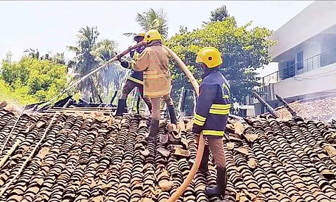 தீயை அணைக்கும் பணியில் ஈடுபட்டுள்ள தீயணைப்பு துறையினர்.