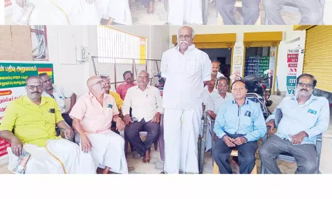 கூட்டத்தில் கூட்டுறவு வங்கி ஊழியர்கள் சங்க மாநில தலைவர் மணிவண்ணன் பேசினார்.