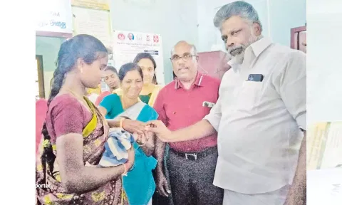 பிறந்த குழந்தைக்கு தங்க மோதிரம் அணிவிக்கப்பட்டது.
