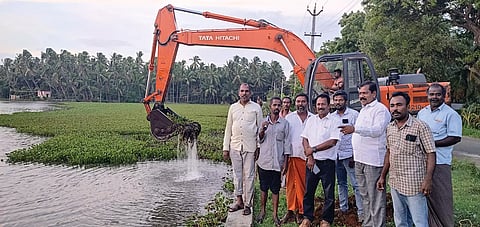 தலக்குளத்தில் ஆகாயத்தாமரைகள் அகற்றும் பணி தீவிரம்