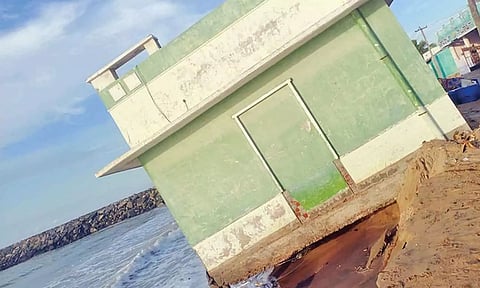 உவரி அருகே கடல் அரிப்பால் சரிந்து விழுந்த அரசு கட்டிடம்