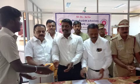 வெற்றி பெற்ற மாணவர்களுக்கு பரிசு வழங்கிய காட்சி.&nbsp;