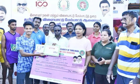 மாரத்தான் ஓட்டத்தில் வெற்றி பெற்றவர்களுக்கு பரிசு மற்றும் பாராட்டு சான்றிதழ்களை மாவட்ட கலெக்டர் ஷஜீவனா வழங்கினார்.
