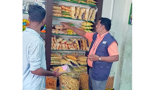 உணவு பாதுகாப்பு அலுவலர் திடீர் ஆய்வு