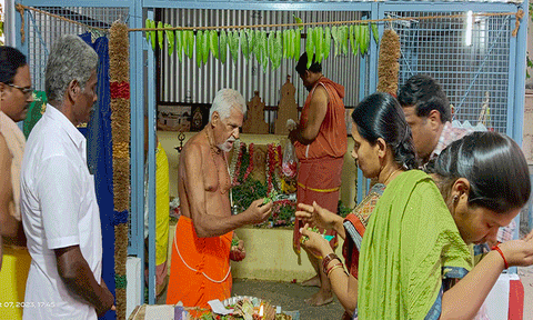 புளியம்பட்டி கரி வரதராஜ பெருமாள் கோவிலில் குவிந்த பக்தர்கள்