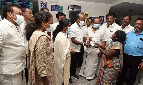 பட்டாசு வெடி விபத்தில் இறந்தவர்களின் குடும்பத்திற்கு நிதிஉதவி வழங்கிய அமைச்சர்