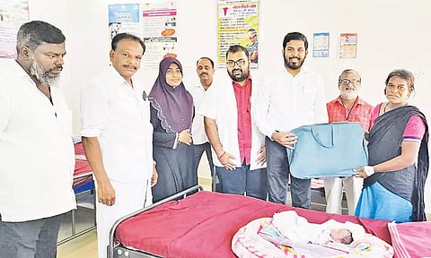 ஆஸ்பத்திரியில் பிறந்த குழந்தையின் பெற்றோரிடம் பரிசு பெட்டகம் வழங்கிய எம்.எல்.ஏ.