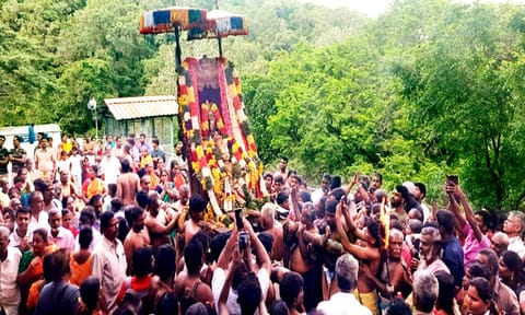கருட சேவையில் கலந்து கொண்ட பக்தர்களை படத்தில் காணலாம்.