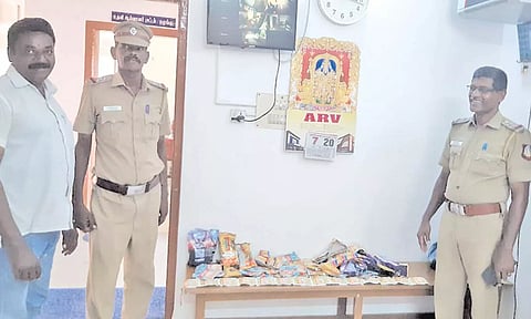 பறிமுதல் செய்யப்பட்ட புகையிலை பொருட்கள்.