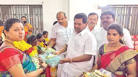 கர்ப்பிணி பெண் ஒருவருக்கு சீர்வரிசை பொருட்களை அமைச்சர் அனிதா ராதாகிருஷ்ணன் வழங்கிய போது எடுத்த படம். அருகில் ஆழ்வார்திருநகரி யூனியன் சேர்மன் ஜனகர் உள்ளார்.