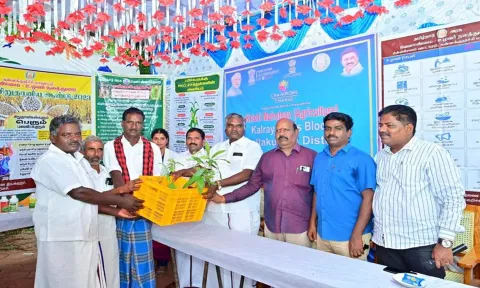 முகாமில் பங்கேற்ற விவசாயிகளுக்கு பழமர செடி தொகுப்புகள் வழங்கப்பட்ட போது எடுத்தபடம்.