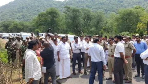 தமிழக எல்லையில் சேலம் கலெக்டர் கார்மேகம், ஈரோடு கலெக்டர் ராஜகோபால் சுன்கரா, சதாசிவம் எம்.எல்.ஏ., உள்ளிட்ட அதிகாரிகள் ஆய்வு செய்த காட்சி.