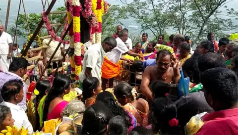 பெலாப்பாடி வரதராஜ பெருமாள் புரட்டாசி திருவிழாவில் பங்கேற்ற பக்தர்கள்.