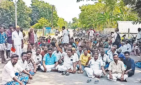 சாலை மறியலில் ஈடுபட்ட பொதுமக்கள்.