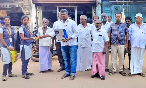 உடன்குடியில் இனிப்பு வழங்கி கொண்டாடிய பனை விவசாயிகள்.