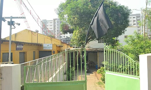 ஒரு தொழிற்சாலையில் கருப்பு கொடி கட்டப்பட்டு இருந்த காட்சி.