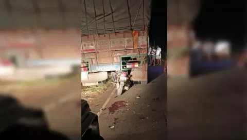 லாரி மீது மோட்டார் சைக்கிள் மோதி வாலிபர் படுகாயம்