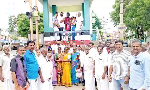 புதியதாக நியமிக்கப்பட்ட தோவாளை தெற்கு ஒன்றிய அ.தி.மு.க. செயலாளர், தலைவர்கள் சிலைக்கு மாலை