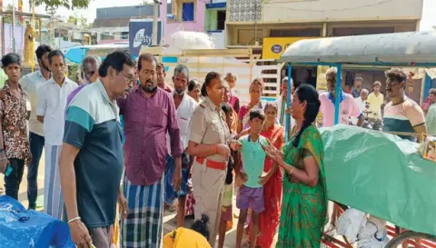 பரமத்திவேலூர் அரசு ஆஸ்பத்திரி முன்பு ஆக்கிரமிப்பு செய்து கடை வைத்திருந்தவர்கள் போலீசாருடன் வாக்குவாதத்தில் ஈடுபட்ட காட்சி.