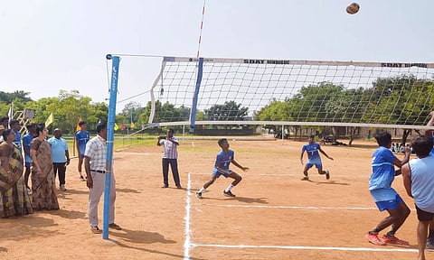 வாலிபால் போட்டியை கலெக்டர் பூங்கொடி பார்வையிட்டு தொடங்கி வைத்தார்.