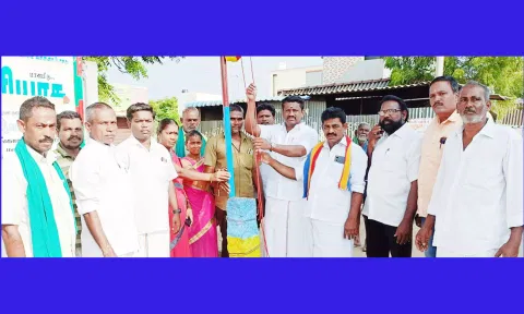 அலங்காநல்லூர் அருகே முடுவார்பட்டி கிராமத்தில் பா.ம.க. வினர் கட்சியின் கொடியேற்றி விழிப்புணர்வு உறுதிமொழி எடுத்துக் கொண்டனர்.