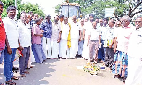 ரூ.17 லட்சம் செலவில் வாய்க்கால் தூர்வாரும் பணியை செந்தில்குமார் எம்.எல்.ஏ.தொடங்கி வைத்தார்.