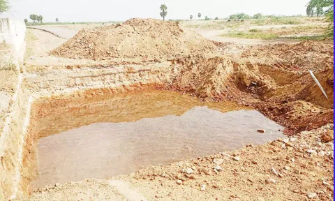 உயர்மட்ட பாலம் கட்டுவதற்காக பள்ளம் தோண்டப்பட்டுள்ள காட்சி.