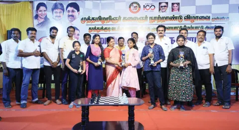 போட்டியில் வெற்றி பெற்ற சிறுவர், சிறுமிகளுக்கு அமைச்சர் கீதாஜீவன் பரிசு வழங்கிய காட்சி.