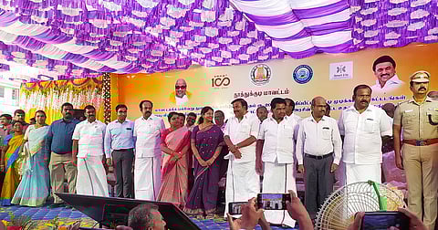 தூத்துக்குடியில் நடைபெற்ற பஸ்நிலைய திறப்பு விழா நிகழ்ச்சியில் கனிமொழி எம்.பி., அமைச்சர்கள் கே.என்.நேரு, தங்கம் தென்னரசு, கீதாஜீவன், அனிதா ராதாகிருஷ்ணன் கலந்து கொண்டனர். அருகில் கலெக்டர் செந்தில்ராஜ், மேயர் ஜெகன், மார்க்கண்டேயன் எம்.எல்.ஏ. உள்பட பலர் உள்ளனர்.