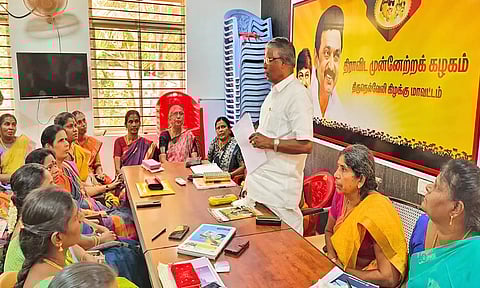 கூட்டத்தில் முன்னாள் சபாநாயகர் ஆவுடையப்பன் பேசிய காட்சி.